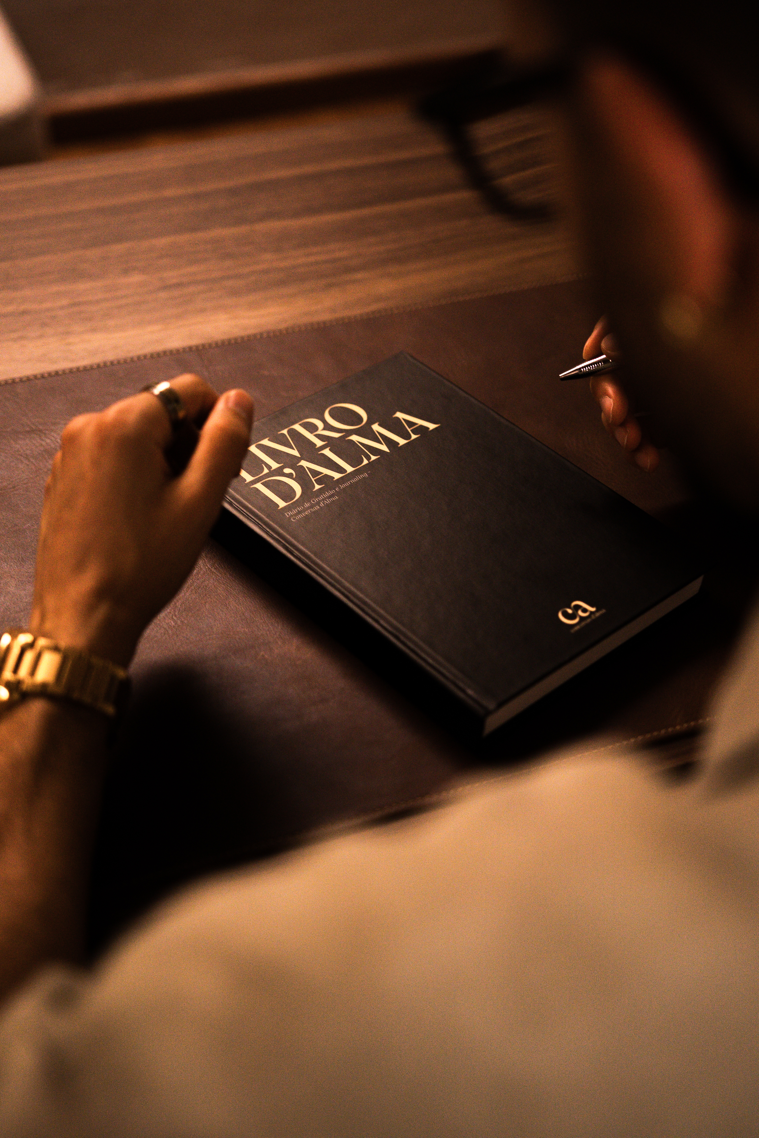 Livro d'Alma sobre a mesa